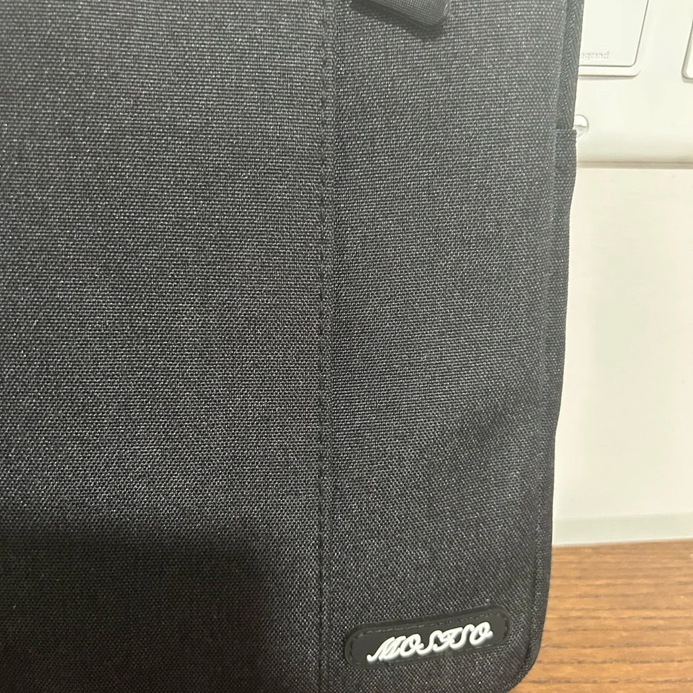 NWOT Mosiso tablet sleeve - black